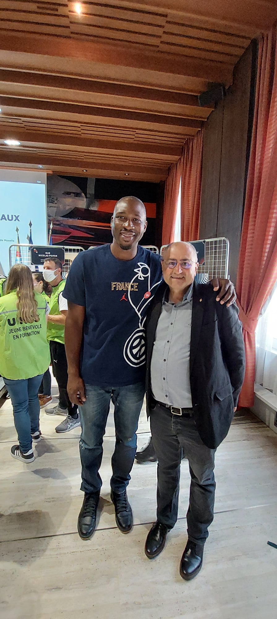 Morhange ville Terre de jeux 2024 : Christian Stinco invité à la Tournée des Drapeaux « Paris 2024 à Metz »,par le Président du Département Monsieur Patrick Weiten. 